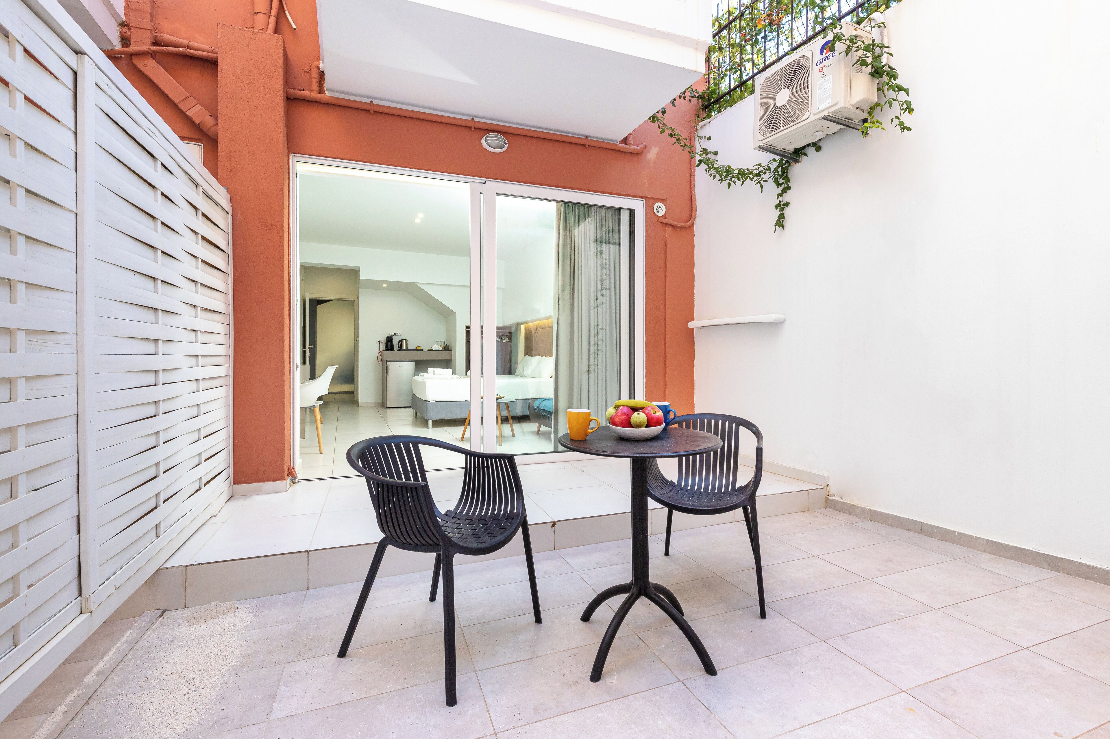 Superior Ground Studio with Veranda | Draps en coton égyptien, literie de qualité supérieure