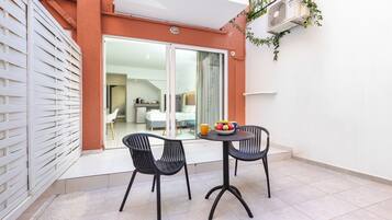 Superior Ground Studio with Veranda | Draps en coton égyptien, literie de qualité supérieure