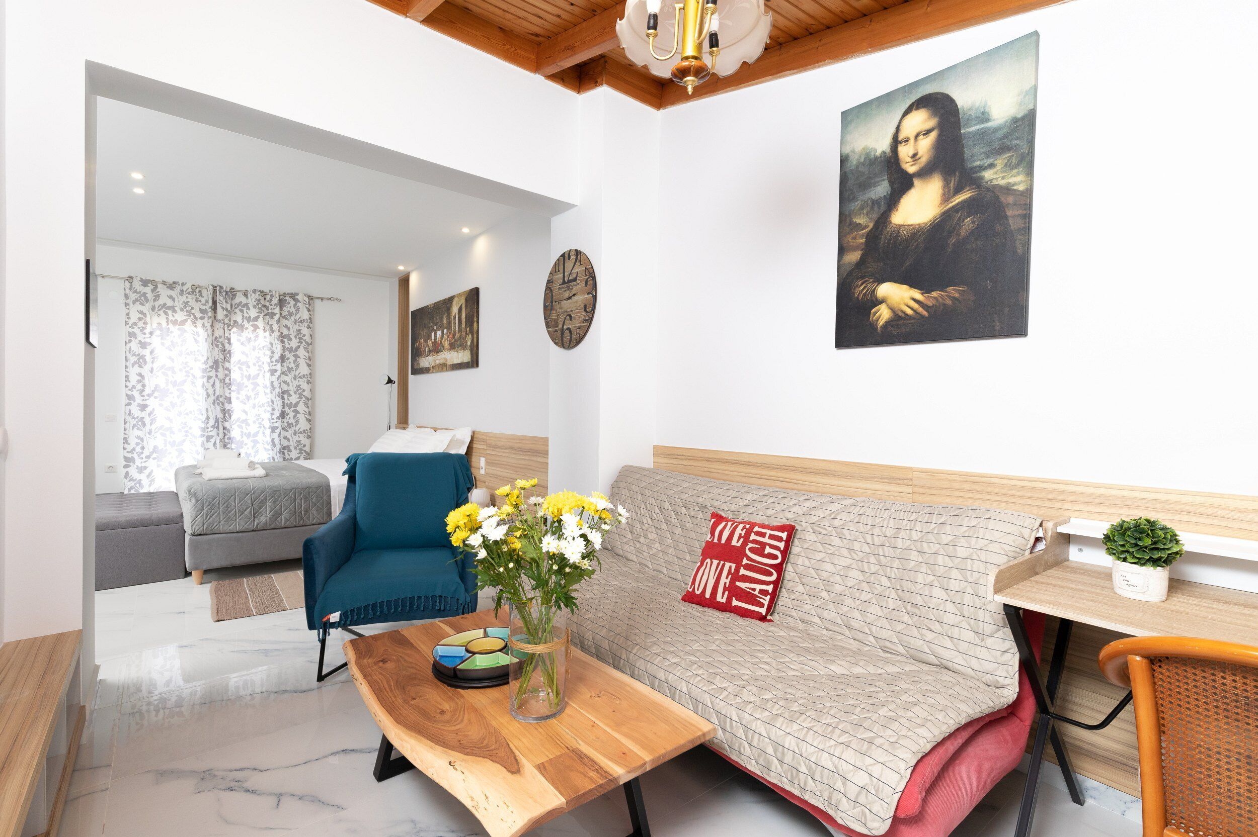 Premium Suite with Terrace and Panoramic View | Wohnbereich | 55-Zoll-Smart-TV mit Satellitenempfang