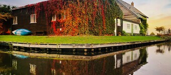 Spend the night in the heart of Giethoorn on the village canal