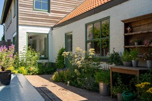 Exterior - Spend the night in the heart of Giethoorn on the village canal (Giethoorn)