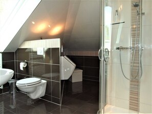 Regadera, secadora de cabello, toallas 