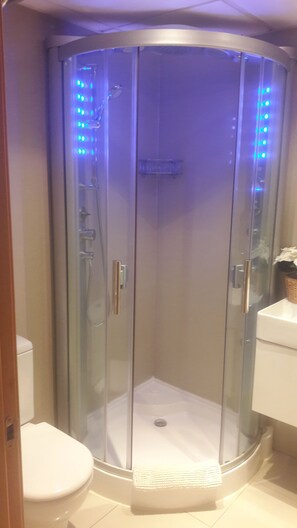 Een douche, een bubbelbad, een haardroger, handdoeken