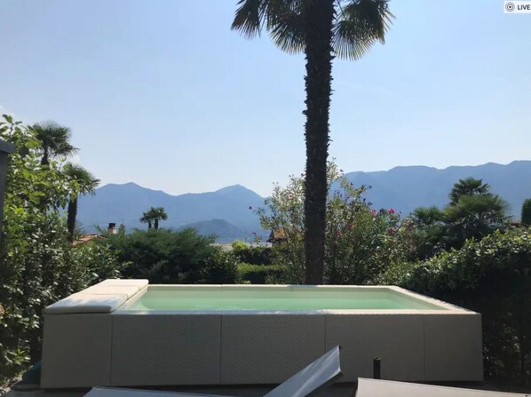 Tina de hidromasaje al aire libre