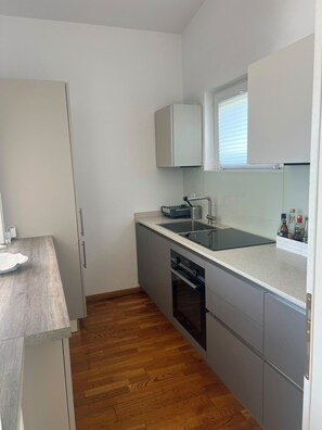Cafetera/tetera, refrigerador, placa de cocina, lavavajillas
