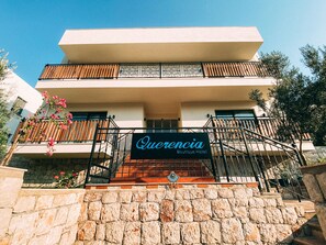 Fachada de la propiedad