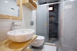 Economy Triple Room | Bathroom | Shower, rainfall showerhead, free toiletries, hair dryer - Querencia Hotel (Kas)