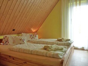 2 bedrooms, travel crib, WiFi