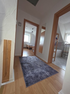 2 عدّة غرف نوم وسرير سفر وواي فاي وملاءات أسرّة