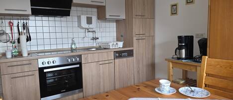 Een koelkast, een microgolfoven, een oven, een kookplaat