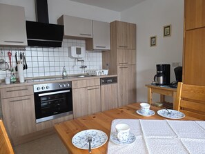 ثلاجة، ميكروويف، فرن، موقد طهي مسطح