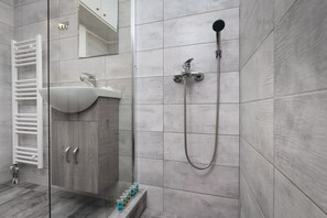 Apartment, 1 Schlafzimmer | Badezimmer | Dusche, kostenlose Toilettenartikel, Haartrockner, Handtücher