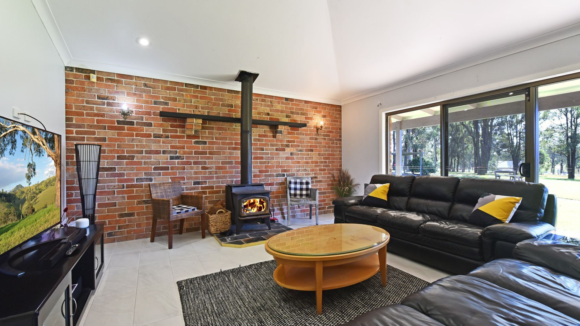 Blaxlands Homestead located in possibly the very best location in the Hunter with walk to everythi