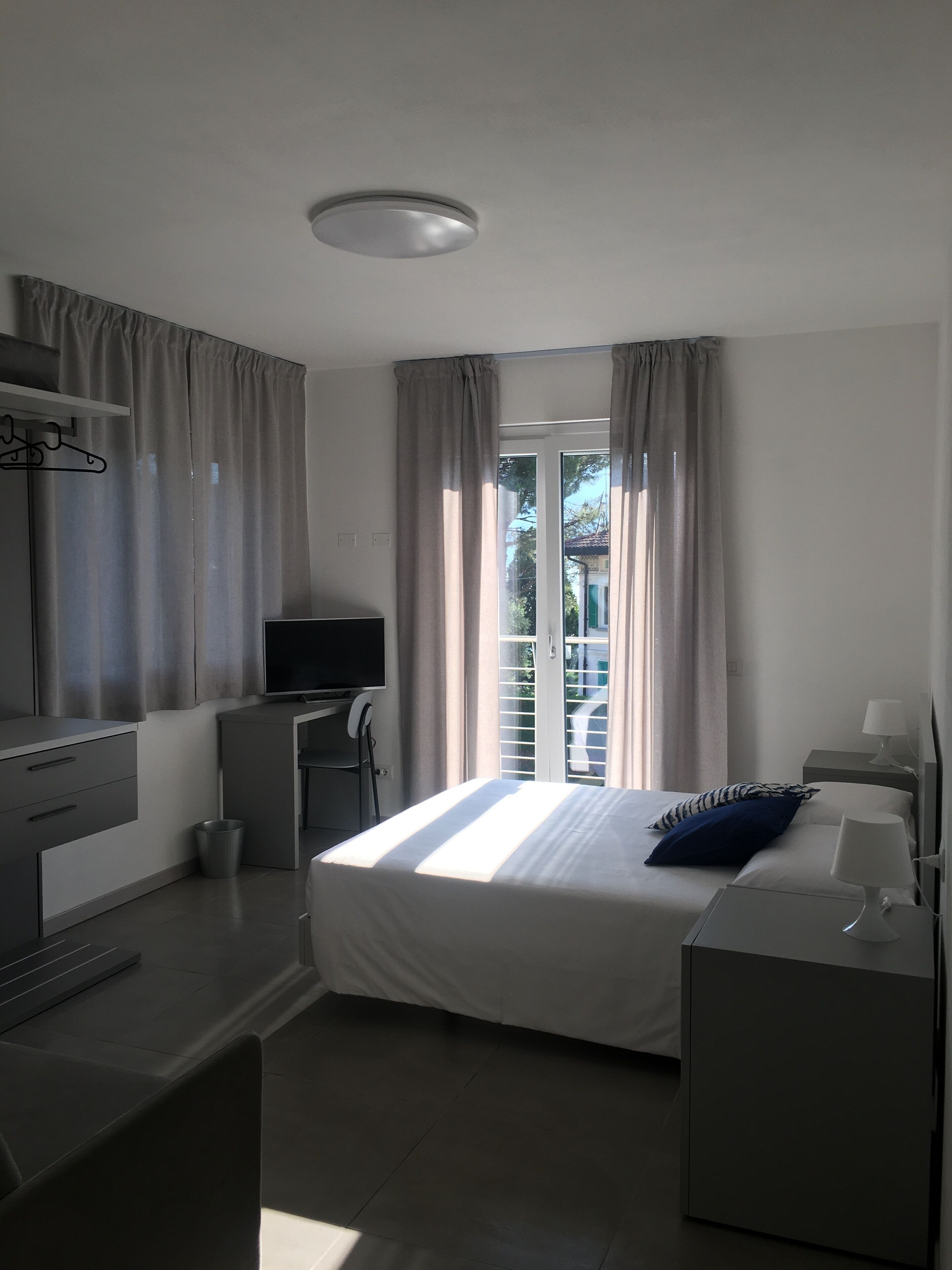 Minibar con artículos gratuitos, decoración personalizada y escritorio 