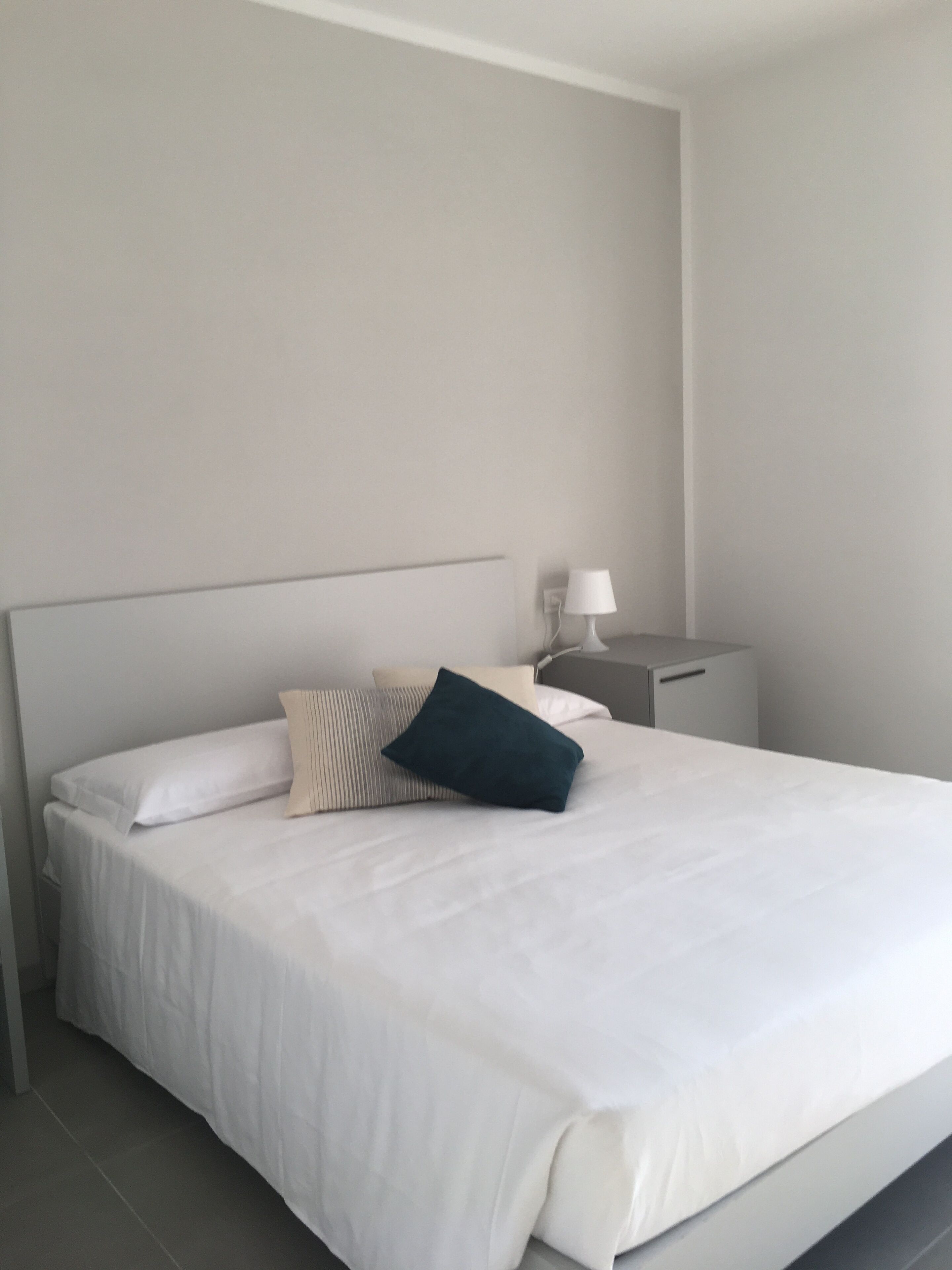 Minibar con artículos gratuitos, decoración personalizada y escritorio 
