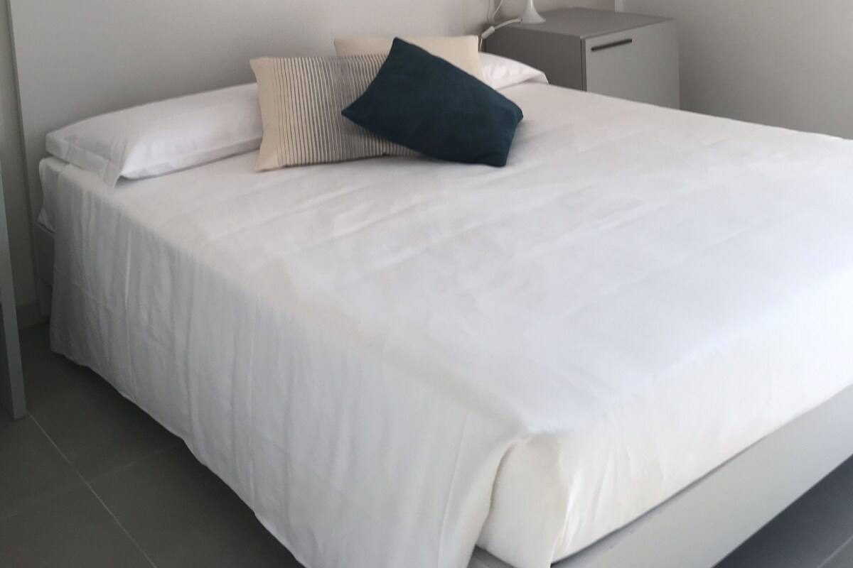 Minibar con artículos gratuitos, decoración personalizada y escritorio 