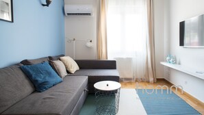 Departamento, 1 habitación | Área de sala de estar | Televisión de pantalla plana de 20 pulgadas con canales por cable 