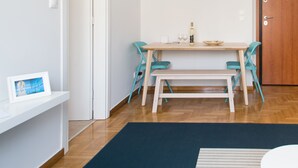 Departamento, 1 habitación | Área de sala de estar | Televisión de pantalla plana de 20 pulgadas con canales por cable 