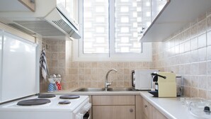 Departamento, 1 habitación | Cocina privada | Cafetera y tetera, refrigerador, microondas y horno 