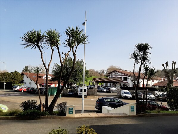 A parking area with a sign indicating 'Local Pouelles' and a directional arrow.