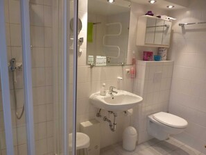 Dusche, Haartrockner, Handtücher