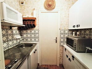 Een koelkast, een magnetron