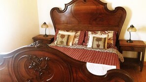 9 Schlafzimmer, Schreibtisch, Bügeleisen/Bügelbrett, Reisekinderbett