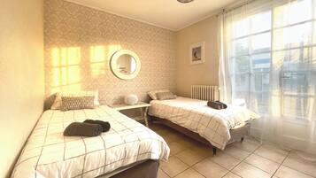 9 Schlafzimmer, Schreibtisch, Bügeleisen/Bügelbrett, Reisekinderbett