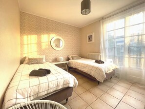 9 Schlafzimmer, Schreibtisch, Bügeleisen/Bügelbrett, Reisekinderbett
