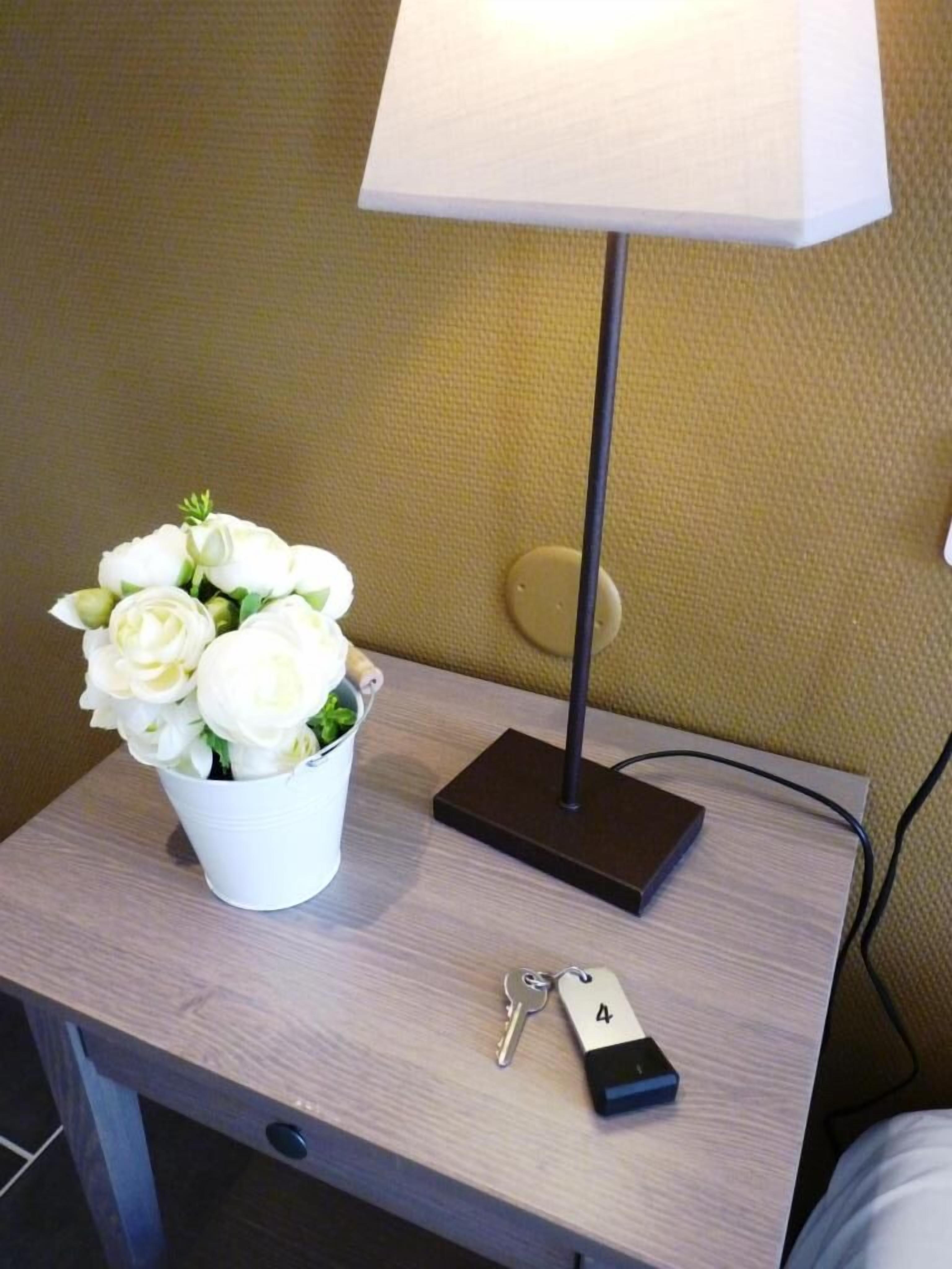 desk, free wifi, bed sheets