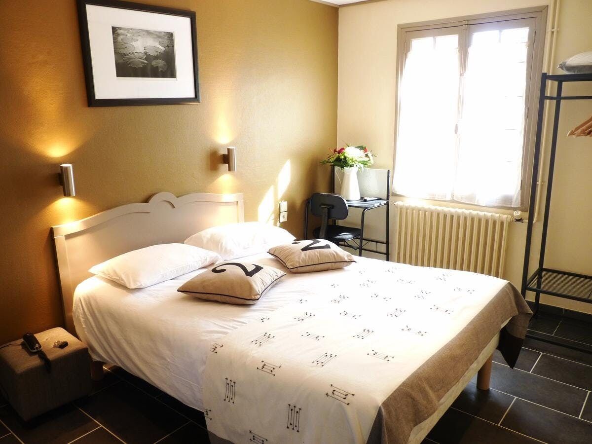 double room | desk, free wifi, bed sheets