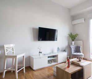 Lägenhet - 1 sovrum | Vardagsrum | 20-tums platt-tv med kabelkanaler och smart-tv