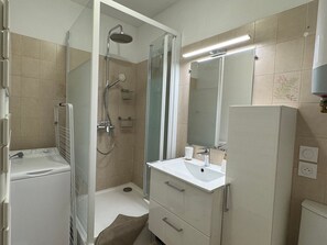 Bathroom - Studio in Aix-les-Bains Center with Parking and Pets Allowed (Aix-les-Bains)