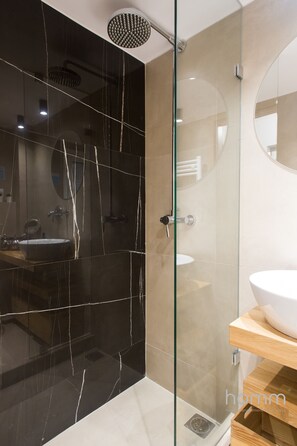 Studio | Bathroom | Shower, free toiletries, hair dryer, towels