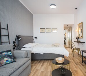 Tabla de planchar con plancha, wifi gratis y ropa de cama 