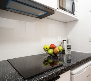 Studio | Cuisine privée | Réfrigérateur, micro-ondes, plaque de cuisson, cafetière/bouilloire
