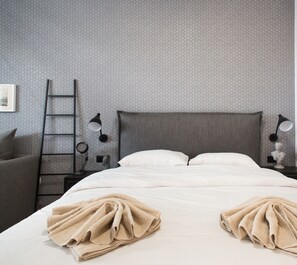 Tabla de planchar con plancha, wifi gratis y ropa de cama 