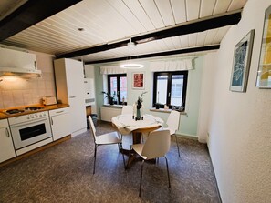 Refrigerador, horno, lavavajillas y tetera eléctrica 