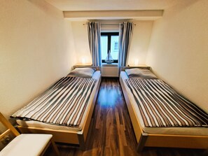 2 habitaciones, cuna de viaje, wifi y ropa de cama 