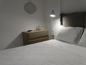 Romantic House | 2 bedrooms, laptop workspace, soundproofing, iron/ironing board - Santoriviera House (Santorini)