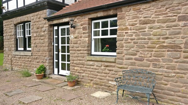 Exterior - Self contained ground floor flat in peaceful location, excellent views and walks (Bromyard)