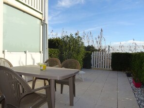 Outdoor dining - Modern 2-BR Apartment with A/C, Parking, Pool - Steps from Beach & Center (Palavas-les-Flots)