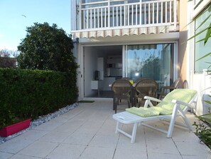 Outdoor dining - Modern 2-BR Apartment with A/C, Parking, Pool - Steps from Beach & Center (Palavas-les-Flots)