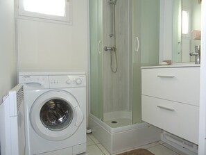 Bathroom - Modern 2-BR Apartment with A/C, Parking, Pool - Steps from Beach & Center (Palavas-les-Flots)