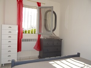 1 bedroom - Modern 2-BR Apartment with A/C, Parking, Pool - Steps from Beach & Center (Palavas-les-Flots)