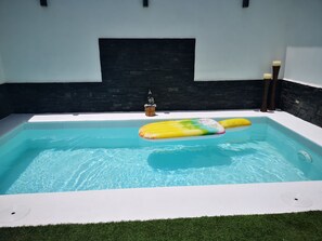 Una piscina al aire libre, una piscina climatizada
