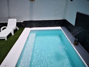 Una piscina al aire libre, una piscina climatizada