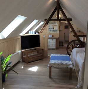 1 bedroom, travel crib, bed sheets