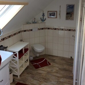 Shower, hair dryer, towels - Heustube - Ferienwohnung Lungmuß (Erfurt)