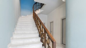 Staircase - Classic Studio with Jacuzzi in Drosopoulou (Athens)